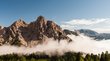 Escursioni nel Parco naturale Fanes-Senes-Braies Paesaggio montano con foresta nebbiosa sotto cielo azzurro limpido