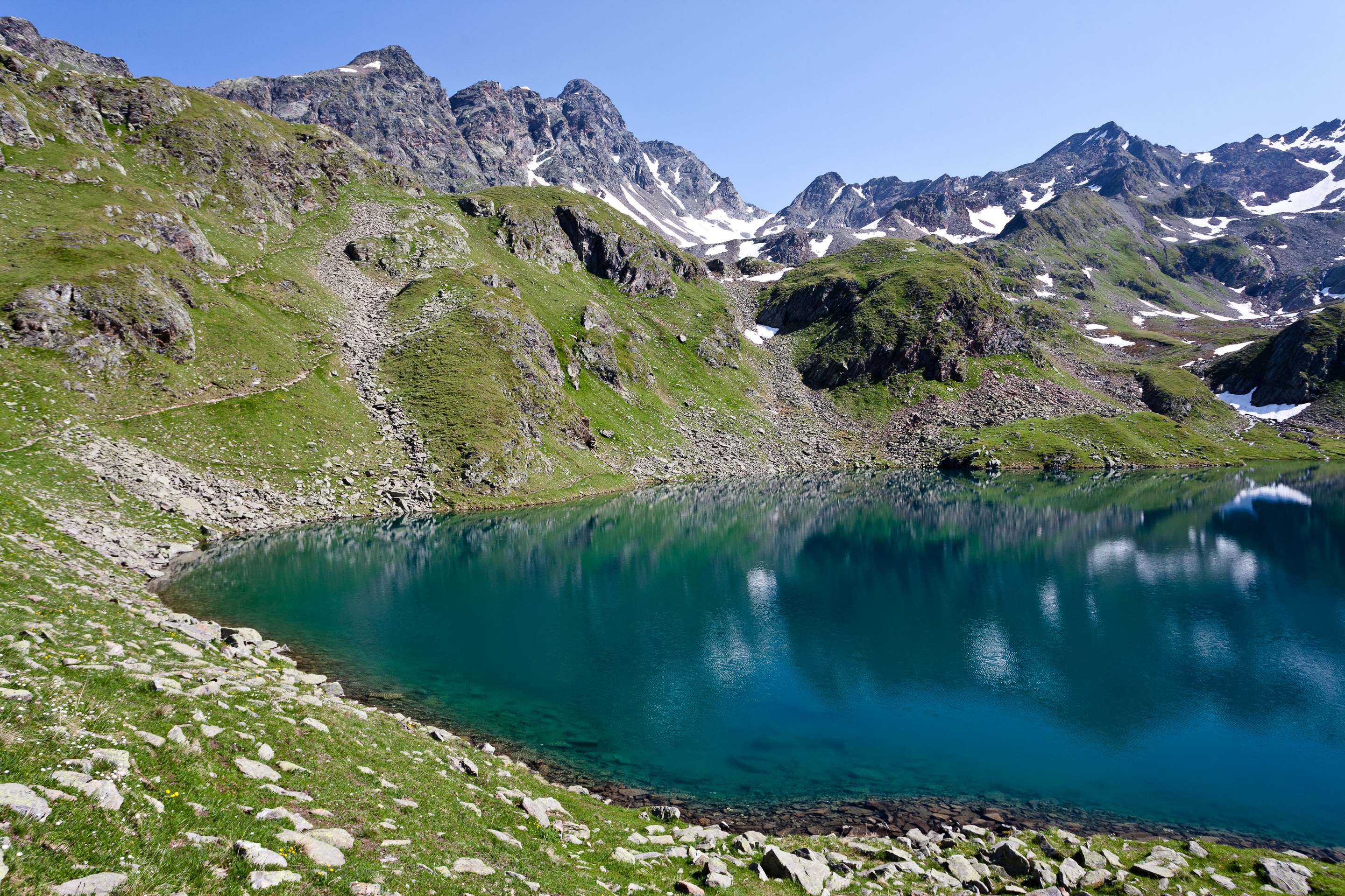 Großer Schwarzsee legendenumrankter Bergsee in Südtirol